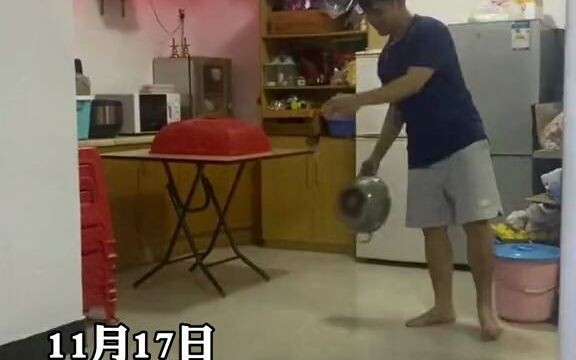 สองหนุ่มเล่น “แบดมินตัน” ที่บ้านด้วยหม้อกับกะละมัง ชาวเน็ตบอก: ฟังเสียงแล้วนึกว่าอยู่ในวัด #แบดมินตั