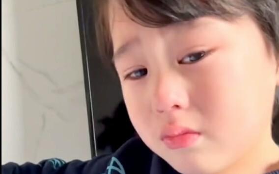 【มาลิโอ】“คุณย่าของฉันไม่เคยตีใคร ยายแท้ๆ ของฉันต่างหากที่ตี!” ฉันหลงรักท่าทางหน้าแดงเปียกน้ำตาเหมือน