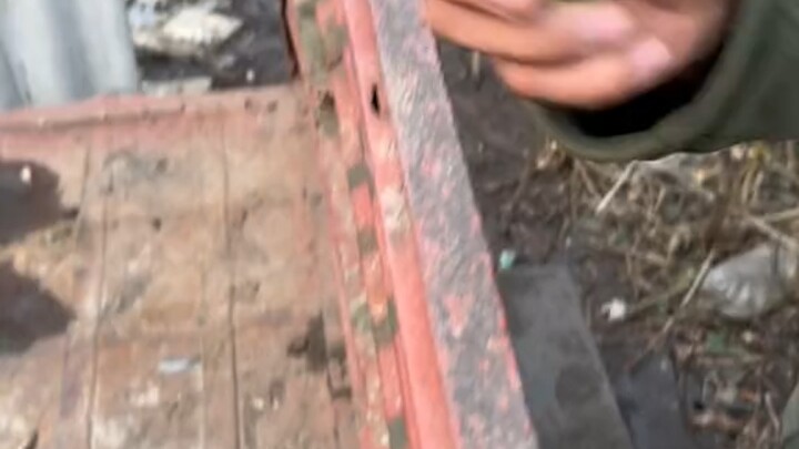 Quân đội Ukraine ném lựu đạn vào nhà vệ sinh khi đồng đội đang đi vệ sinh