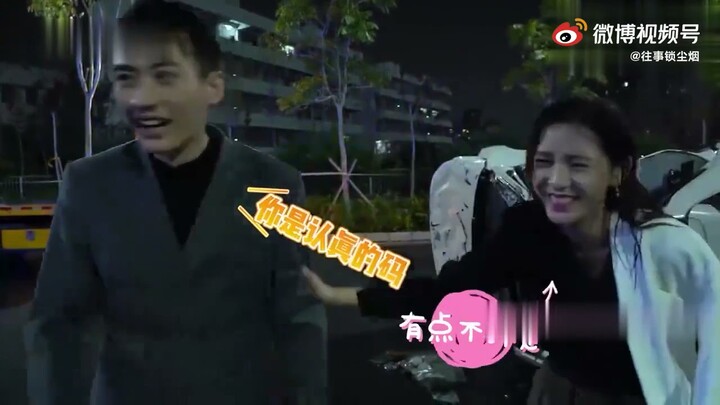 |Hậu trường Khi màn đêm gợn sóng| Trương Dư Hy chỉnh lại tóc cho Lưu Học Nghĩa