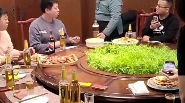 ชายหนุ่มแต่งตัวเป็นพนักงานเสิร์ฟไปร่วมงานสังสรรค์กับพี่น้อง พวกพี่น้องเมื่อรู้ตัวว่าเป็นใคร ก็ยังรู้