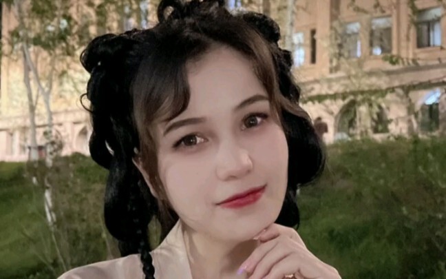Cô nàng Hán phục người Duy Ngô Nhĩ ở Tân Cương đã đến rồi