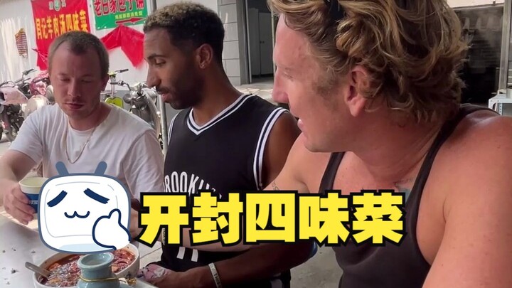 Orang asing buka kemasan untuk mencari Delapan Mangkuk Besar, kalau nggak bisa makan dulu coba Empat