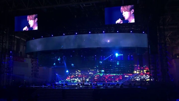 Is Lu Han's live performance any good? He filmed his "End of the Night" live at the Starlight Awards
