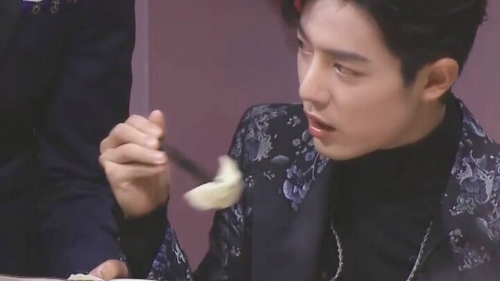 【شياو تشان】 «الآخرون يعضّون نصفًا أولًا، أما أنت فتبتلعه دفعة واحدة! يا أخي، أين حمّالتك كمعبود؟»