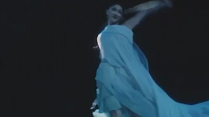 Dance "Mountain Ghost" | The goddess in the mountains, the long feathers on her head are simply a st