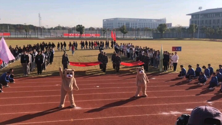 [Sports Day] Have you ever seen a bear dancing to “Hey Mama” at a university sports day?? So cute!