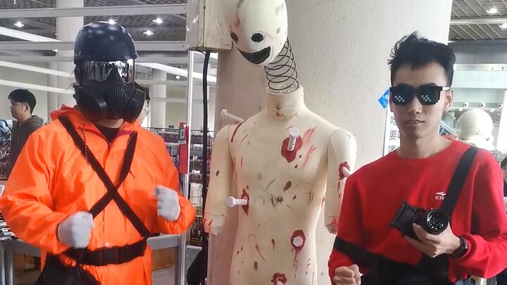 Don't be afraid of springy heads at cosplay conventions!