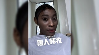 فتاة سوداء رُسمت لها مكياج كوري وكانت تبدو هكذا: