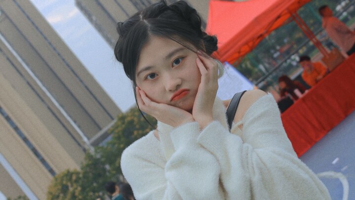 ชมรมรับสมัครสนามบาสเก็ตบอลแห่งใหม่ และลิน นายอนก็ร้องเพลงทั้งหมด