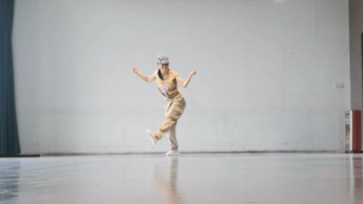 Dùng bước nháy người, tay chơi bóng run lẩy bẩy, tóc xoăn afro-house