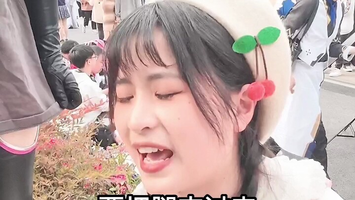 A girl encounters a biting incident at a comic convention?!