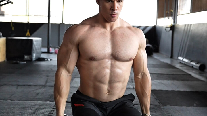 Bro, don’t mess with those shoulder pads—here’s how you should really train your shoulders!