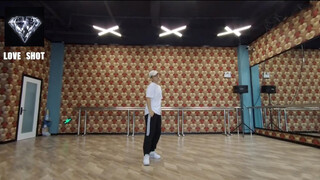 Cover dance lagu EXO MAMA di tempat gym