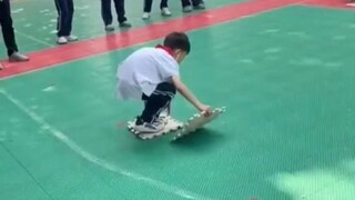 第一个我已经觉得这孩子真聪明，第二个让我觉得他简直是个天才，这项运动真的很难。