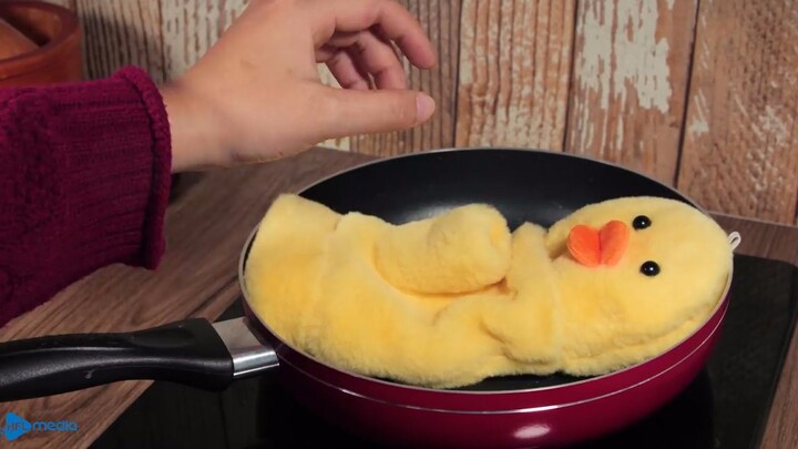 Is this just the fate of the little yellow duck? [Stop-motion animation] Winter Clothes Meal
