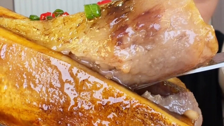 Sumsum tulang sapi yang dimasak bumbu kecap ini benar-benar sangat lezat!