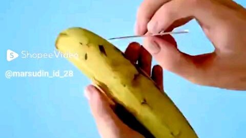 Trik Memotong Pisang Dengan Menggunakan Jarum