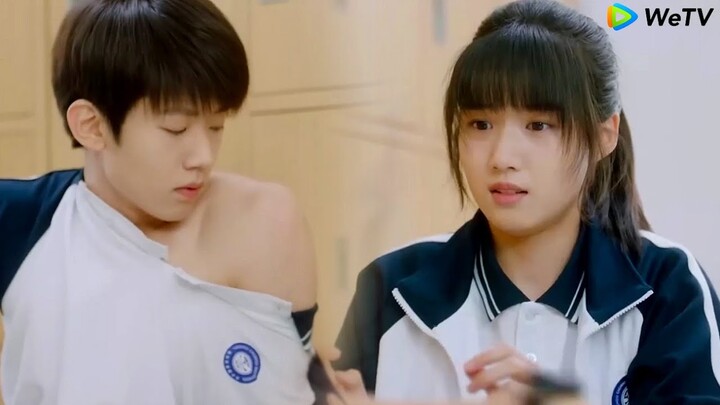 帥氣學霸被陌生女孩一把抱住，還被扒開衣服！#时光与他恰是正好 #吴俊霆 #卢昱晓 💕 Chinese Television Dramas