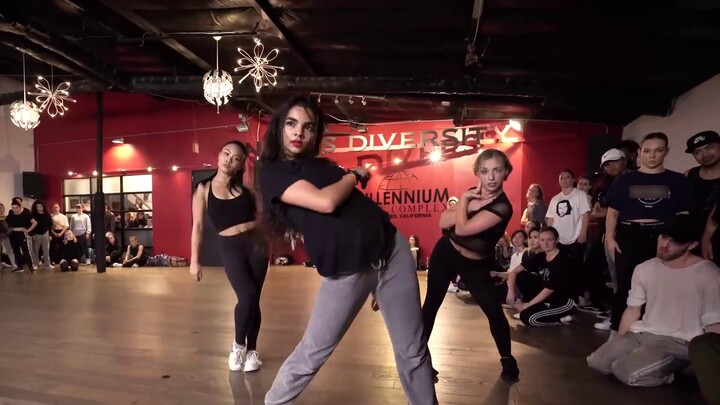 【Red House】Dancing to Billie Eilish's hit single #BadGuy