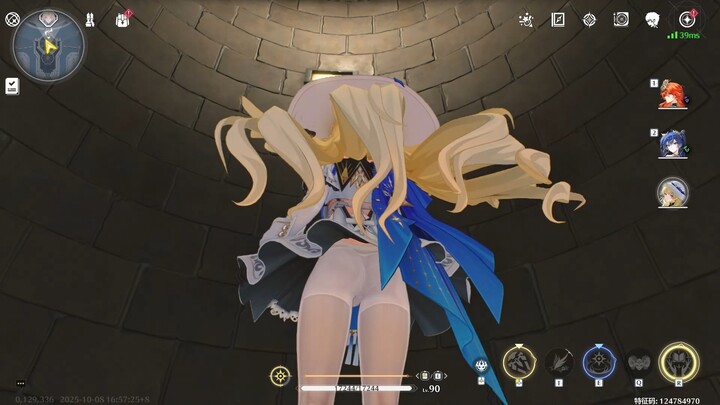 Saat naik lift ke bawah, rok Phoebe melayang terangkat!