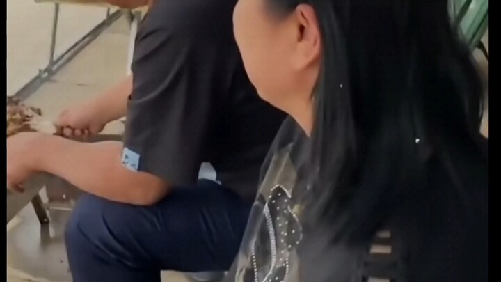 Sungguh sebuah “meminjam bunga untuk mempersembahkan kepada Buddha” yang piawai