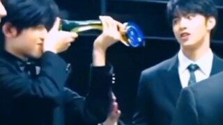 “你已被我的可爱击中～”