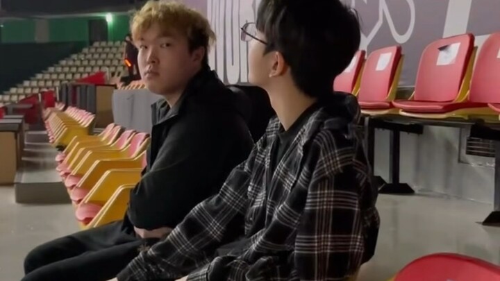 Lihat kembang api Busan, meong! 🎆 Makan panekuk ikan mas merah isi kacang merah, meong! 😋 Nonton lan