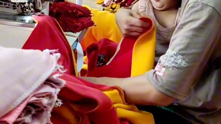 เด็กหญิงผมยาวในโรงงาน ทั้งเชื่อฟัง แสนรู้ และขยันขันแข็งเหมือนผึ้งน้อย!