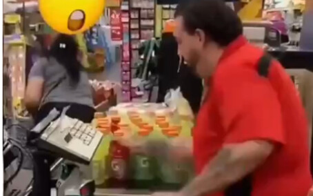 A foreign guy said he’d challenge the speed of Chinese cashiers.
