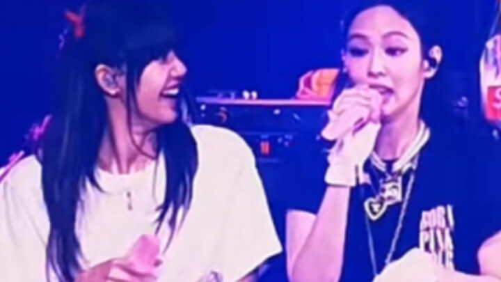 【Jenlisa】Lisa merasa tidak enak badan, Jennie bantu nyanyikan bagian rap milik Lisa