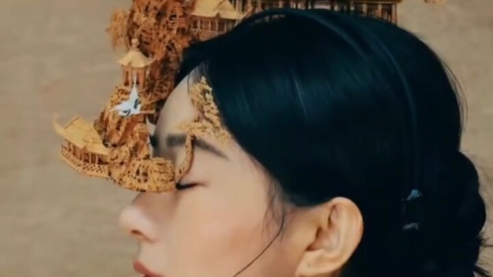 Văn hóa phi vật thể của nhà người ta vs Triệu Lộ Tư đeo đầy trang sức… Chắc là quảng cáo chứ gì?