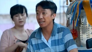 Orang tua itu duduk di tengah malam dan menampar dirinya sendiri dua kali.