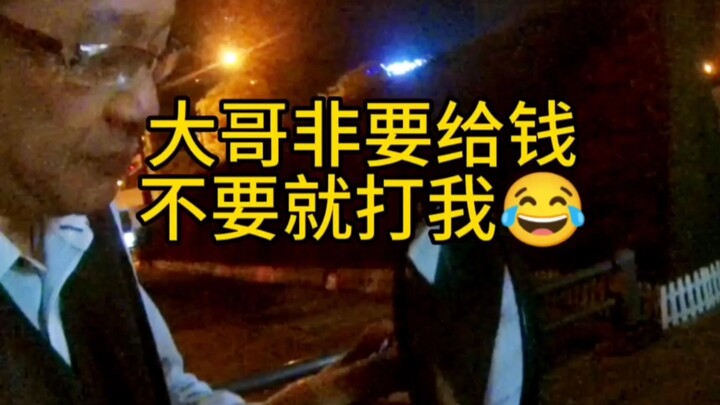 Cuộc sống của ai cũng không dễ dàng, hãy bao dung và thấu hiểu lẫn nhau.
