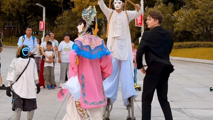 When I taught foreign friends to learn the mechanical version of Huangmei Opera, they danced with su