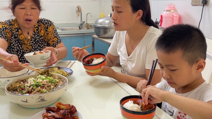 Hôm nay con trai tôi thi cuối kỳ, mẹ nó đi siêu thị mua đồ và làm bữa trưa thịnh soạn vào buổi trưa.
