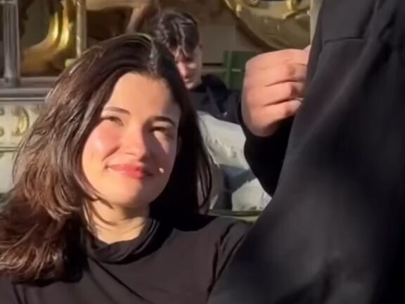 Pretending to fall in love at first sight and watching passersby’s reactions