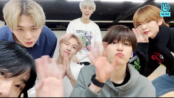 كيف يكون شعور قائد الفريق الذكر وهو يرقص رقصة الإيماءات "تشو" أمام العديد من أعضاء الفريق؟ | إيبكس، 