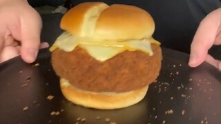 小哥突发奇想，做了个油炸炒饭汉堡包