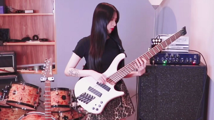 Muse's "Hysteria" was covered by a girl with bass
