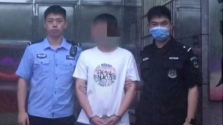 ชายคนหนึ่งได้รับข้อความตามล่าจากตำรวจบนมือถือ ระบุว่าเขาเป็นผู้ต้องหาหลบหนี จึงเดินทางไปแจ้งความที่ส