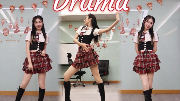 Mahasiswa tahun kedua menari lagu “Drama” untuk teman-teman sekelasnya di acara malam Tahun Baru!～