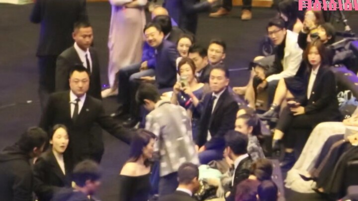 【ليلة باريس الخيرية】ما إن دخل الأخ شياو تشان حتى تهافتت الأنظار عليه من كل النجوم، ورأيت العمات والأ