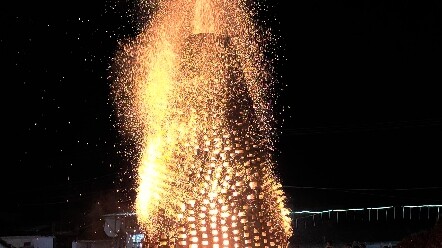 في منطقة تشاوشان، من التقاليد التقليدية في القرى خلال مهرجان منتصف الخريف حرق أفران الفخار، والمشهد 