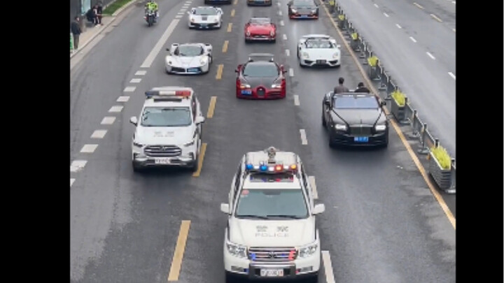 Rombongan mobil bernilai ratusan juta, seratus unit supercar berbaris melintasi jalanan Zhengzhou; p
