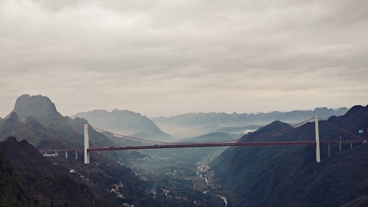 Kenapa sih sama si streamer ini? Kakinya terus gemetar, suaranya juga bergetar.