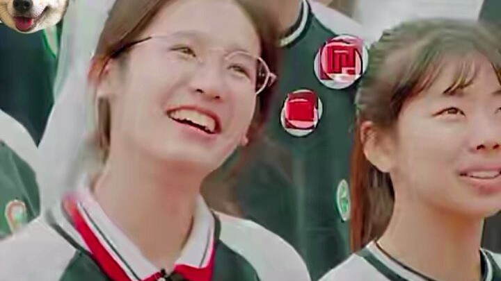 فتى يشكو من زميلته القوية والشرسة: لدي صديق “حرباء”، والمتابعون يصرخون كم هو حلو!