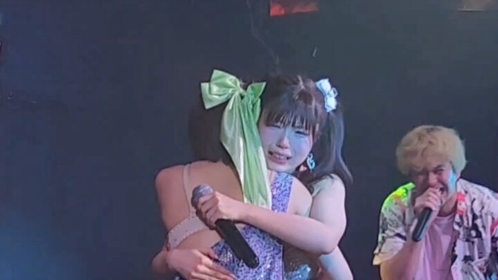 Momo-chan graduated and hugged and cried with her best friend Futaba on stage