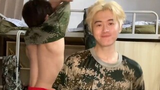 开学第一次在室友跳舞脱衣服....