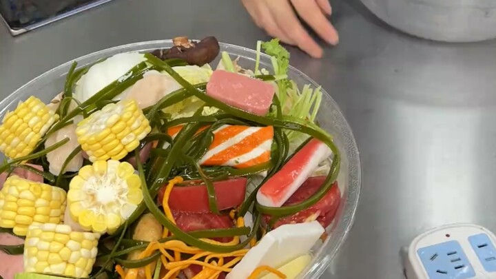 I only dare to eat spicy hot pot like this at school.